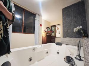 Koupelna v ubytování TURI Suite con Jacuzzi, centro de la ciudad + 13 fotografií