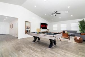 TV a/nebo společenská místnost v ubytování Spacious Family Oasis ~ PoolTable ~ Backyard ~ Pkg