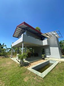 una grande casa con un solarium in cima di Forest Tree Top Holiday Resort a Buttala