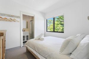 Postel nebo postele na pokoji v ubytování Beachfront Haven On Collingwood Beach