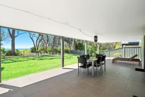 Zahrada ubytování Beachfront Haven On Collingwood Beach + 7 fotografií