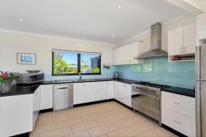 Kuchyň nebo kuchyňský kout v ubytování Beachfront Haven On Collingwood Beach