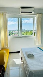 um quarto com uma cama e uma grande janela em May Hotel Sonasea Phu Quoc em Phu Quoc
