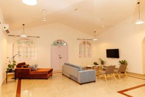 Zona d'estar a 4 Rooms, 5 Mins from beach, with Pool Table