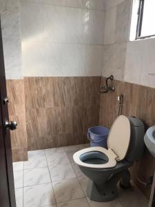 łazienka z toaletą i umywalką w obiekcie Goroomgo New Sriyansh Puri w mieście Puri