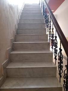un conjunto de escaleras en una casa en Om Sai palace, en Chandīgarh