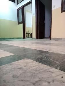 una habitación vacía con una puerta y una mesa en Om Sai palace en Chandigarh