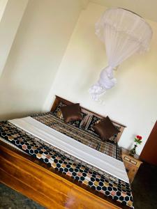- une chambre avec un lit avec un rideau dans l'établissement Sea Garden Beach Resort, à Habaraduwa Central