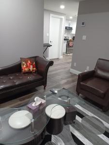 - un salon avec un canapé et une table dans l'établissement Cozy Basement Suite - private entrance - Free Netflix, à Edmonton