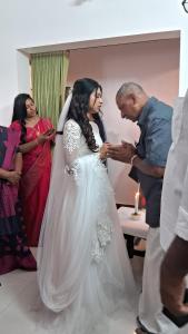 una sposa e uno sposo che si danno da mangiare una torta di Kochi Vibes Homestay a Cochin