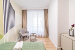 Un pat sau paturi într-o cameră la Alice Apartment