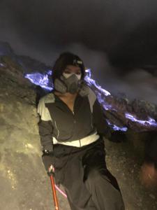 una persona con una máscara de gas parada en una montaña en Ijen Transito, en Ketapang