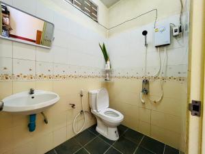 パンガーにあるJimmy Housのトイレと洗面台付きのバスルーム +35枚の写真