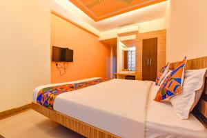 ein Schlafzimmer mit einem großen Bett in einem Zimmer in der Unterkunft FabHotel Apex Intercontinental in Jaipur