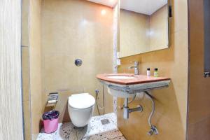 y baño con lavabo y aseo. en FabHotel Apex Intercontinental en Jaipur