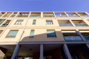 um edifício amarelo com janelas do lado em Comfort in Malpensa-Rho Fiera Milano 15 min em Legnano