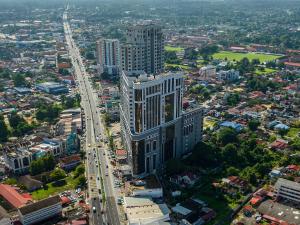 une vue sur la ville avec un grand bâtiment dans l'établissement Renai Hotel Kota Bharu, à Kota Bharu