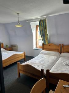 Llit o llits en una habitació de AUX GLOBE-TROTTERS