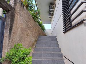 eine Treppe, die zu einem Gebäude führt in der Unterkunft OYO LIFE 93634 Penginapan D'palinggihan Syariah in Cirebon