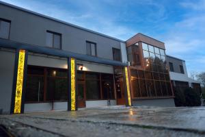 Biały budynek z żółtymi kijami przed nim w obiekcie Camere de inchiriat Dusan si Fiul Resita Sud w mieście Reşiţa +8 zdjęć