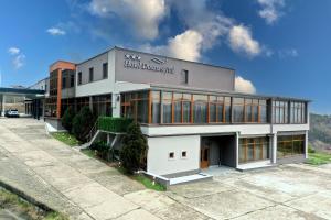 レシツァにあるHotel Dusan si Fiul Resita Sudの正面に看板がある建物