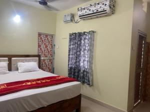 a bedroom with a bed and a window at Goroomgo New Sriyansh Puri in Puri