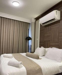 Habitación de hotel con 2 camas y toallas. en Mass Boutique hotel, en Áqaba