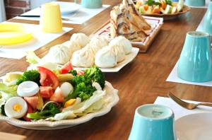 una mesa con dos platos de comida. en 曠野咖啡莊園, en Yuemei