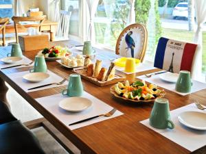 un tavolo di legno con piatti di cibo sopra di Wilderness1138 Hualien B&B a Yuemei