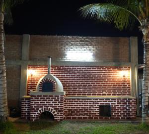 an outdoor brick oven with a light on it at La Arteza Pacasmayo in Pacasmayo