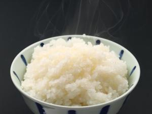 una ciotola di riso bianco seduta su un tavolo di Bandai a Tokamachi