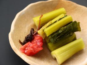 un piatto di cibo con verdure su un tavolo di Bandai a Tokamachi