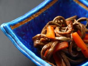 un tazón azul de comida con carne y verduras en Bandai en Tokamachi