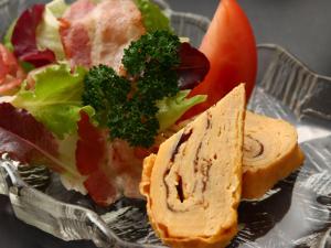 un plato de comida con una ensalada y un sándwich en Bandai en Tokamachi