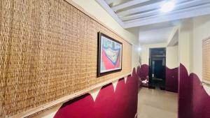 una hall con sedie rosse e un muro di mattoni di Goroomgo New Sriyansh Puri a Puri