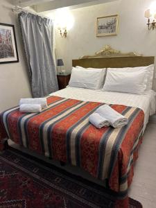 Voodi või voodid majutusasutuse Familly rooms (two rooms) Cà del Traghetto toas +34 fotot