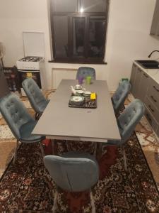 - Sala de estar con mesa y sillas en munazhat en Türkistan