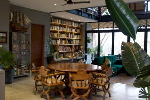 Posezení v ubytování The Lazy Leopard Lodge