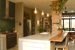 Kuchyň nebo kuchyňský kout v ubytování The Lazy Leopard Lodge