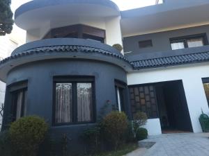 Bangunan di mana terletaknya rumah tamu ini