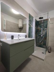 un baño con lavabo y ducha en Rocas del Mar 327, en Costa del Silencio