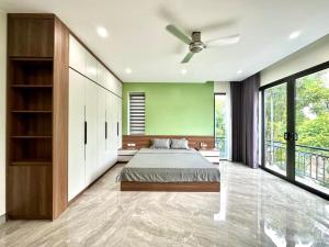 um quarto com uma cama e uma ventoinha de tecto em Nha cua ca villa - Venuestay em Nam Giao