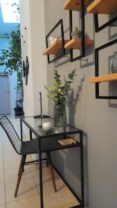 einen Glastisch und einen Stuhl in einem Zimmer in der Unterkunft Apt22 stylish apartment close of Heraklion center in Iraklio