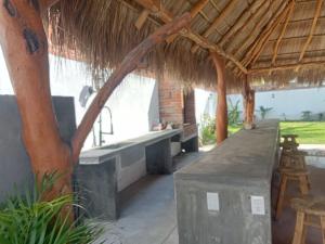eine Küche mit einer Spüle und einer Theke in einer Hütte in der Unterkunft CASA PARAISO 