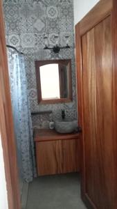ein Bad mit einem Waschbecken und einem Spiegel in der Unterkunft CASA PARAISO 