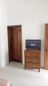 TV en la parte superior de una cómoda de madera en CASA PARAISO, 