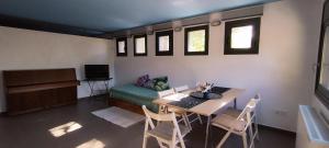 Televisyen dan/atau pusat hiburan di LIOFYTO - Stylish Villa with views to Foinikounda bay downstairs studio