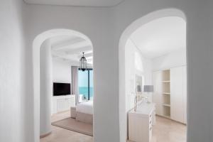 Anantara Santorini Abu Dhabi Retreat-Adults Only的电视和/或娱乐中心