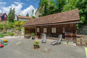 a small house with a roof and chairs in a courtyard at Ferienwohnungen Handwerger in Hollfeld