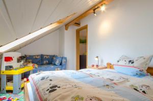 HollfeldにあるFerienwohnungen Handwergerの子供用ベッドルーム(ベッド1台、ソファ付)